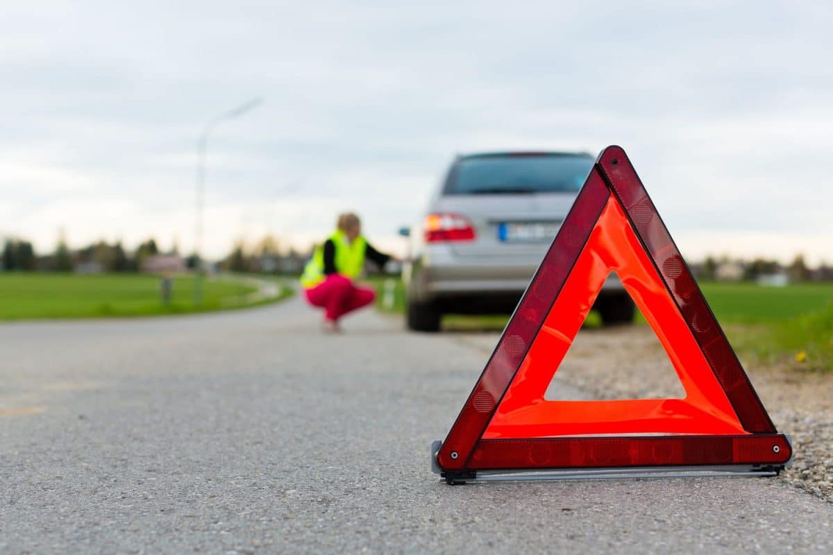 découvrez les étapes essentielles pour réagir face à une crevaison sur l'autoroute. apprenez à rester en sécurité, à changer votre roue ou à appeler de l'aide, afin de gérer cette situation stressante avec sérénité.