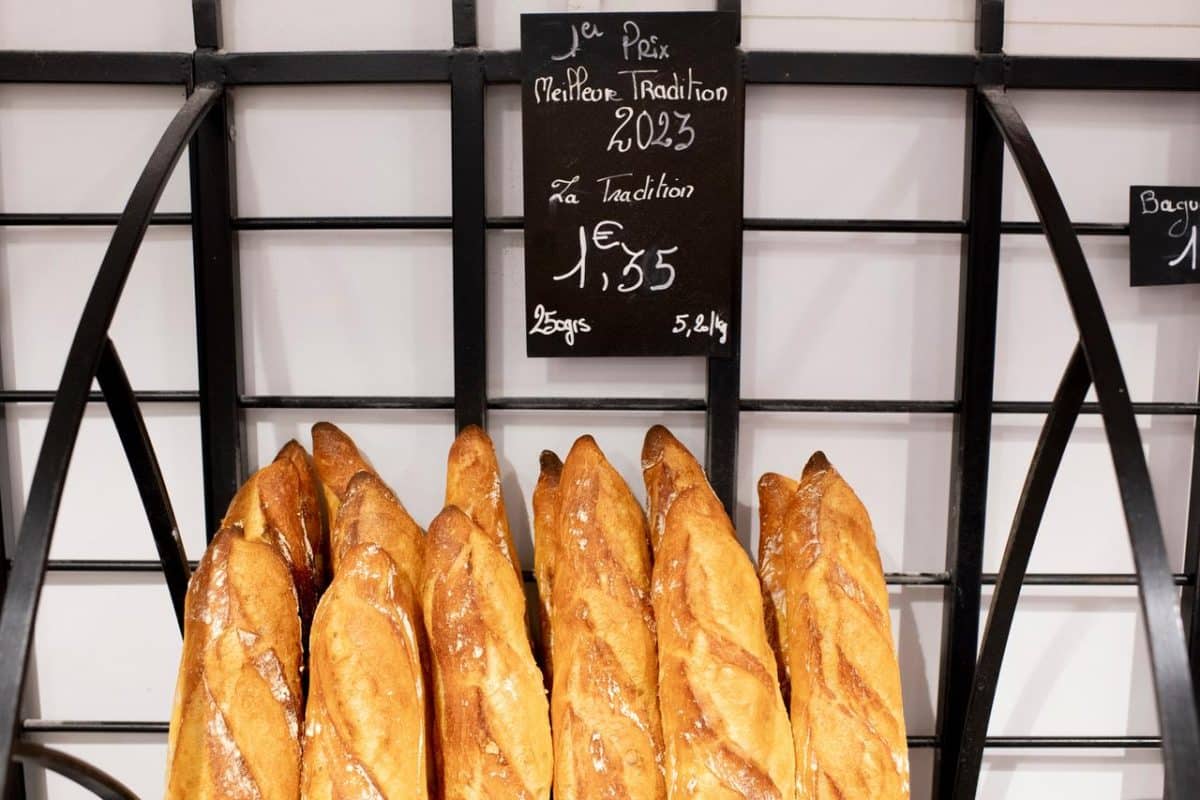 découvrez notre délicieuse baguette à seulement 1,09 € ! un pain frais et croustillant, parfait pour accompagner vos repas ou simplement pour se faire plaisir. profitez d'un goût authentique à petit prix.