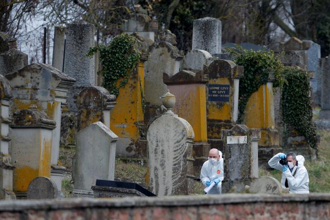 découvrez les récents actes de vandalisme ciblant la famille le pen, une affaire qui soulève des questions sur la liberté d'expression et la violence politique en france. plongez dans l'analyse et les répercussions de ces événements.