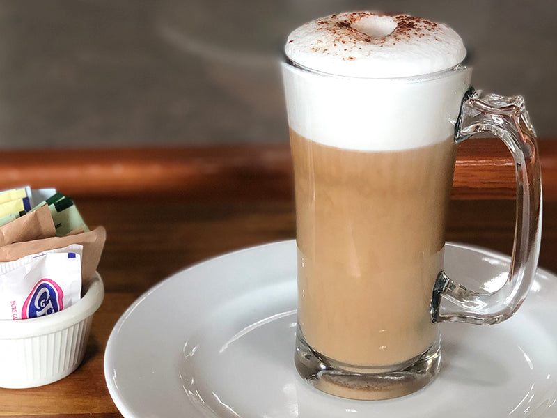 découvrez l'harmonie parfaite entre le café riche et le lait crémeux avec notre café au lait. une boisson réconfortante idéale pour commencer la journée ou pour une pause gourmande. savourez chaque gorgée !