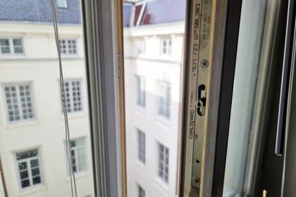 découvrez comment activer le mode hiver de vos fenêtres pour améliorer l'isolation thermique de votre maison. protégez-vous du froid tout en optimisant votre confort et en réduisant vos factures d'énergie pendant la saison hivernale.