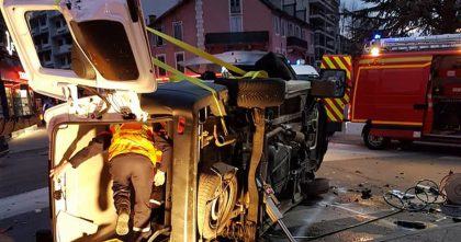 un accident tragique impliquant un minibus transportant des personnes handicapées a fait 13 blessés. découvrez les détails de cette collision et les mesures prises pour garantir la sécurité des usagers.